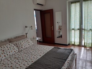 2 habitaciones, escritorio, tabla de planchar con plancha y wifi gratis