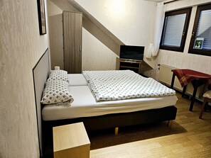 Classic Double Room | Iron/ironing board, free WiFi, bed sheets - Gasthaus Hotel Bidinger (Schoden)