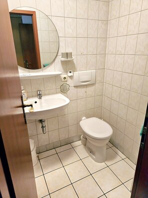 Douche, douche à « effet pluie », sÚche-cheveux, serviettes fournies