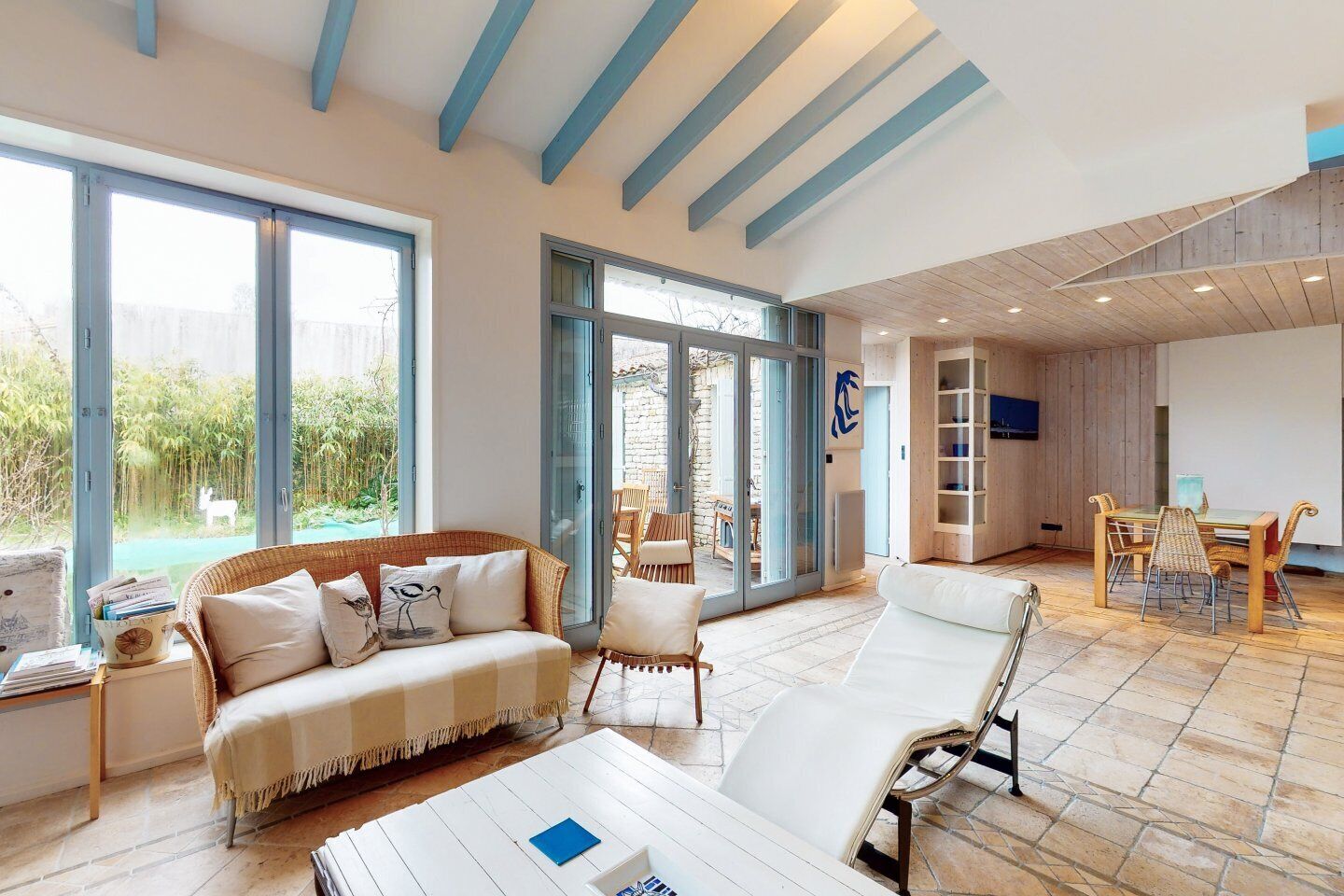 Fernseher, Kamin, Videospiele, DVD-Player