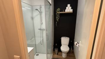 Een haardroger, handdoeken, zeep, shampoo