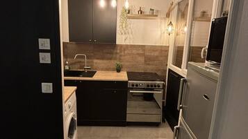 Een koelkast, een microgolfoven, een oven