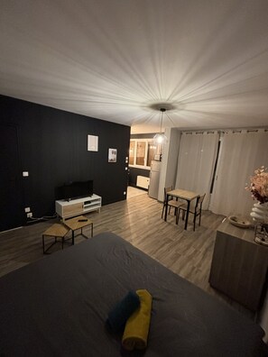 Travel crib, free WiFi, bed sheets - Charmant Studio Face a la Gare (Sens)