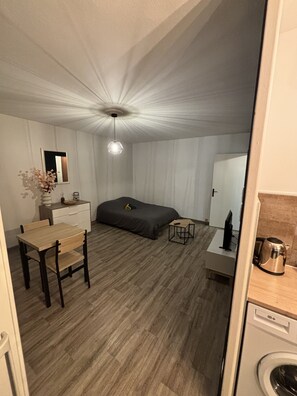 Travel crib, free WiFi, bed sheets - Charmant Studio Face a la Gare (Sens)