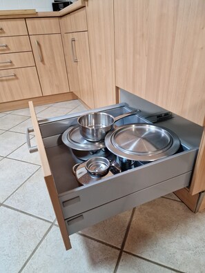 Kjøleskap, ovn, kokeplater og oppvaskmaskin