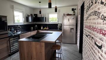 Microondas, horno, placa de cocina, lavavajillas