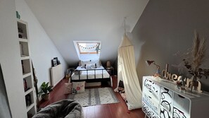 4 bedrooms, iron/ironing board, WiFi, bed sheets