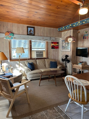 Cozy Ocean Beach Surf Club Unit 1 bungalow with vintage charm!