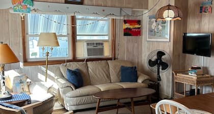 Cozy Ocean Beach Surf Club Unit 1 bungalow with vintage charm!