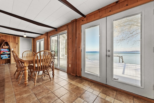 Grand Traverse Bay Private Beachfront, 10 min to Traverse City, 30 min to Dunes