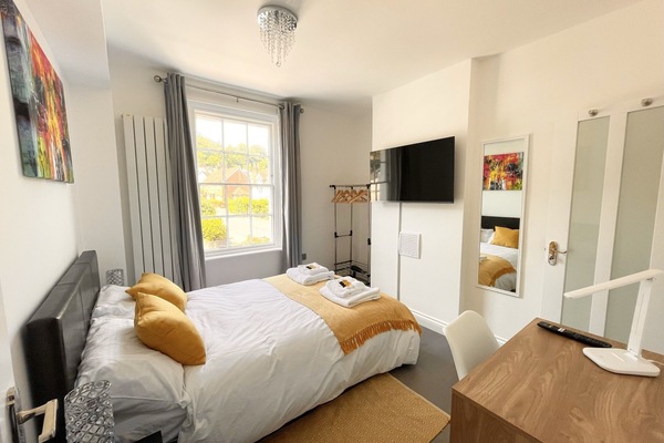 2 bedrooms, desk, iron/ironing board, travel crib