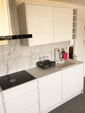 Refrigerador, microondas, horno y parrilla de estufa 