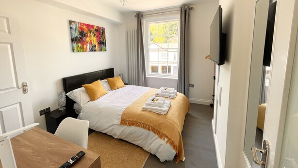 2 soverom, skrivebord, strykejern/-brett og reiseseng for barn