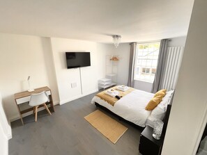 2 sovrum, skrivbord, strykjärn/strykbräda och resesäng