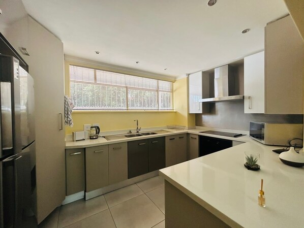 Fridge, microwave, stovetop, electric kettle - Beautiful townhouse in Vereeniging, South Africa (Vereeniging)