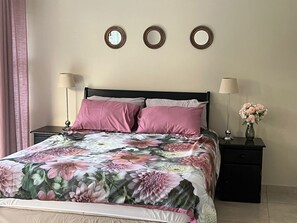 2 chambres, coffres-forts dans les chambres, fer et planche à repasser