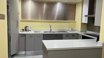 Kühlschrank, Mikrowelle, Herdplatte, Wasserkocher