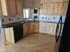 Fridge, microwave, dishwasher, ice maker - 3 bedroom, 2.5 bath home,  with 2 car garage, minutes from Frankenmuth.  (Birch Run)