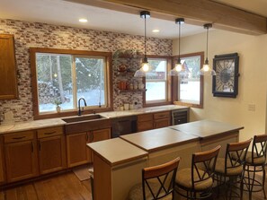 Fridge, microwave, oven, stovetop - River Run Lodge - Your Tranquil Retreat 20 minutes from Glacier National Park (Essex)