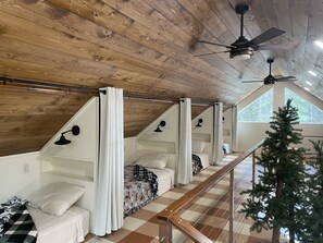 3 bedrooms, travel crib, free WiFi, bed sheets - River Run Lodge - Your Tranquil Retreat 20 minutes from Glacier National Park (Essex)