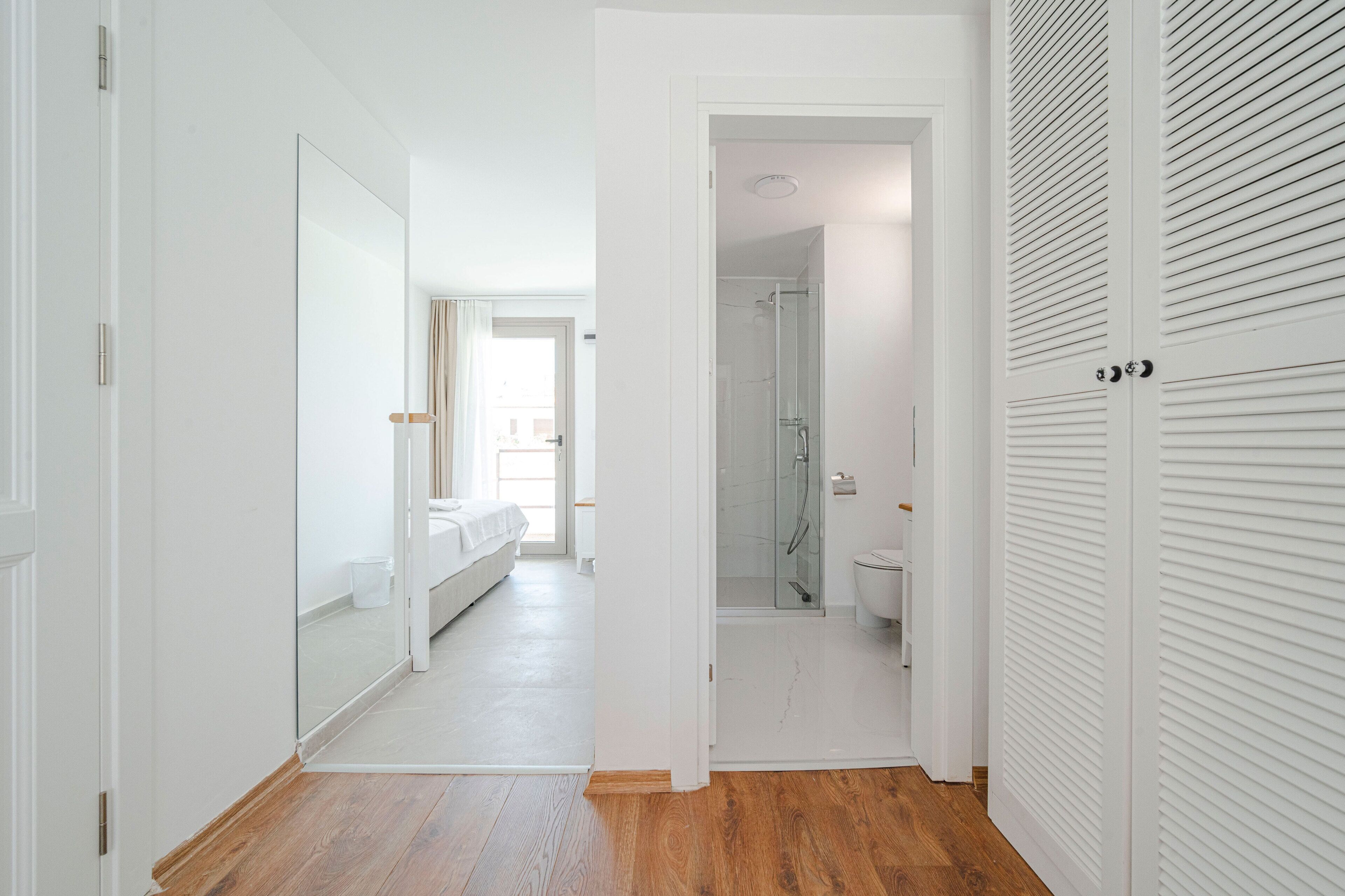 Deluxe Triple Room | Bathroom | Shower, hair dryer, slippers, towels