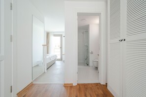 Ducha, secador de pelo, pantuflas, toallas