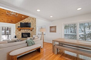 Smart TV, fireplace
