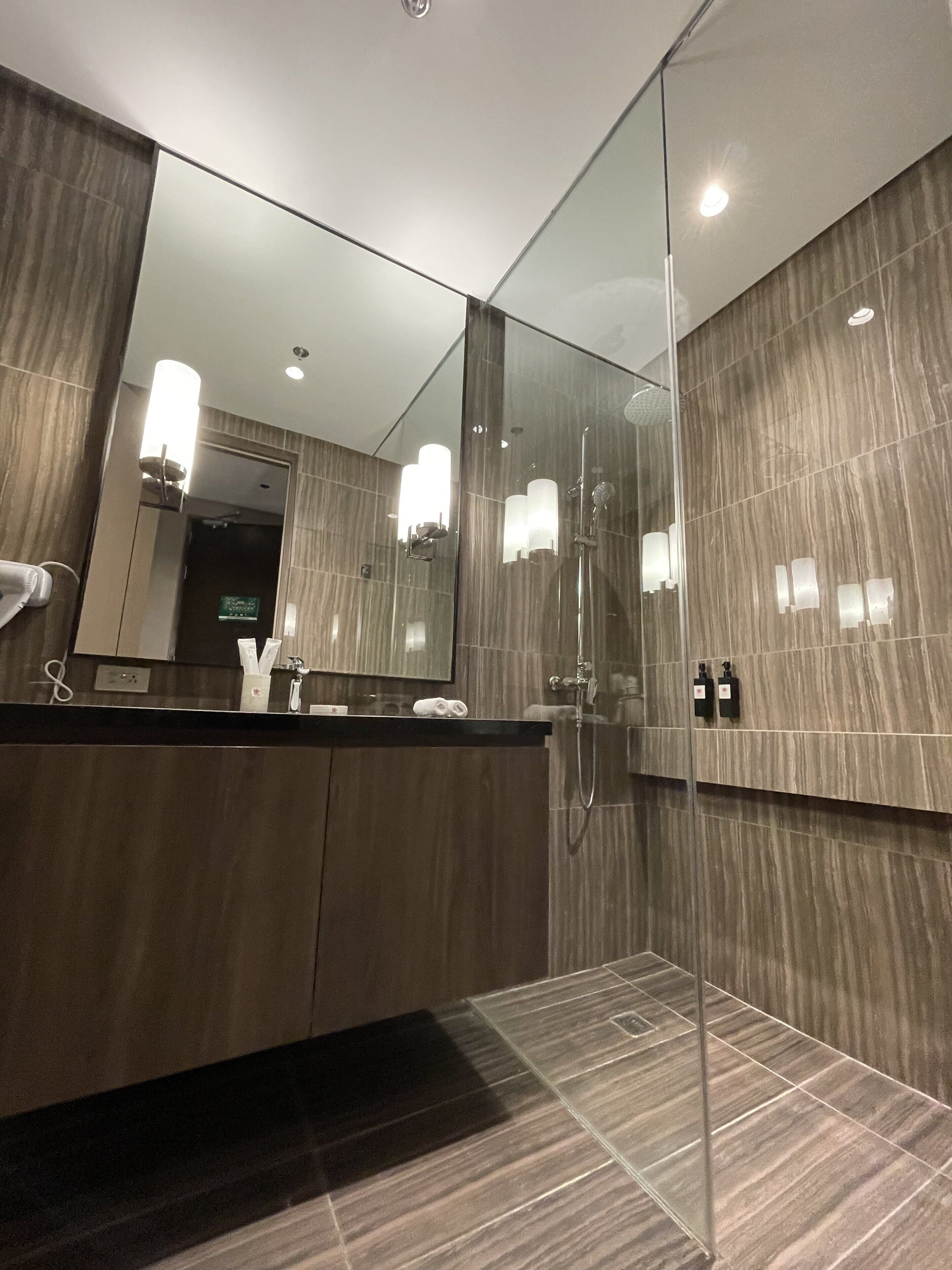 Deluxe-værelse - balkon | Badeværelse | Bruser, brusehoved med spredningseffekt, gratis toiletartikler