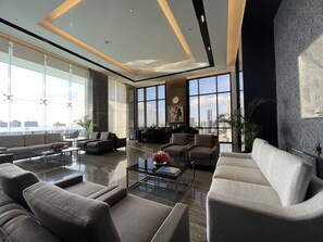 Coin salon dans le hall