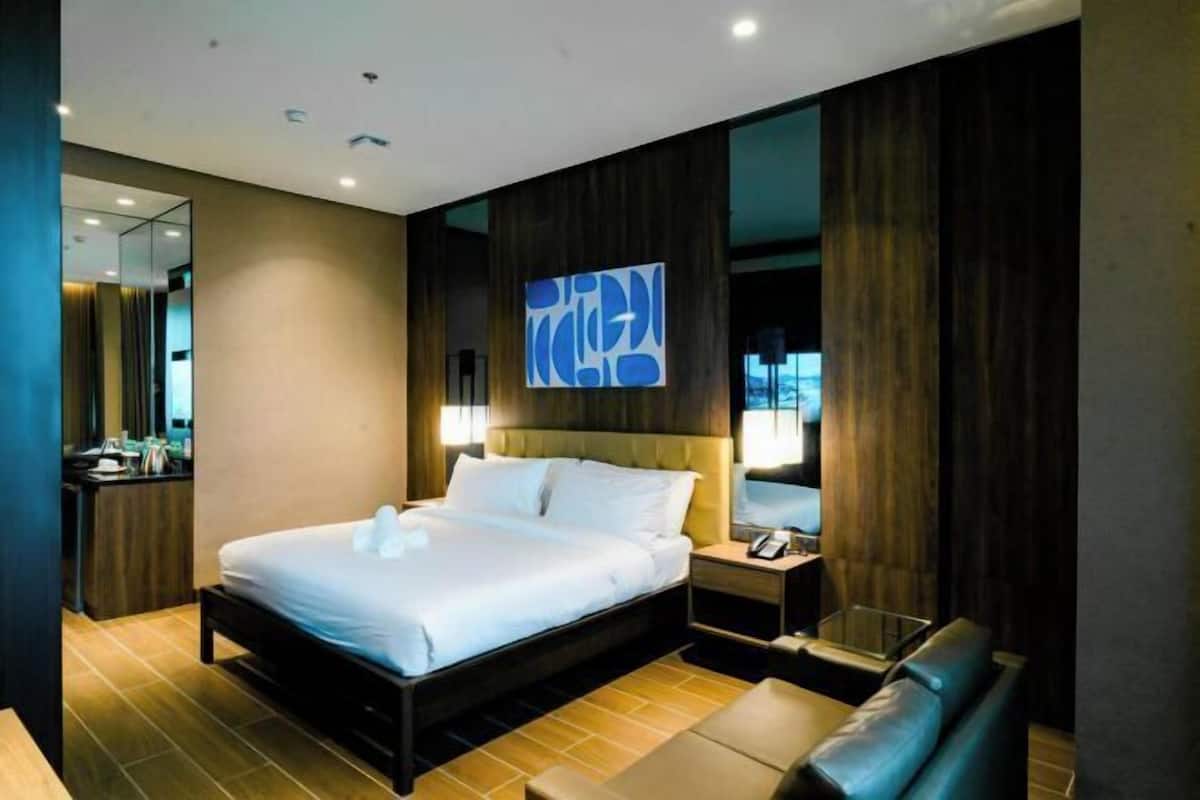 1 quarto, cofres nos quartos, escrivaninha, quartos à prova de som