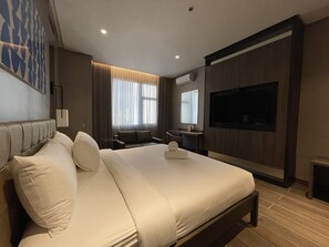 Deluxe kamer | Een kluis op de kamer, een bureau, geluiddichte muren