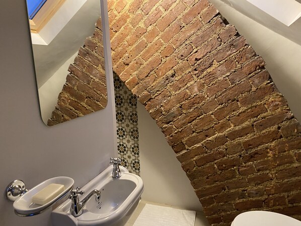 Studio | Bathroom | Shower, hair dryer, towels, toilet paper - Stunning 1-bed Studio in Windsor (Windsor)