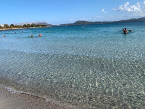 Playa en los alrededores y toallas de playa