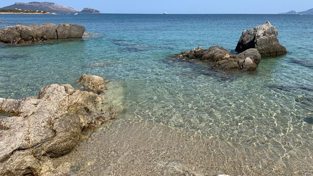 A clear coastal area with rocky formations and calm sea. - La Terrazza Del Faro - Stunning 1 bedroom flat 600m from the beach (Pittulongu)
