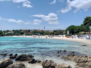 Playa en los alrededores y toallas de playa