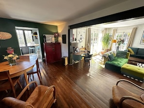 TV, table football, books, video library - Villa de Charme sur les Hauteurs de Vallauris ,jardin ,piscine ,5mn de la Plage (Vallauris)