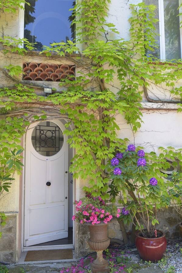Exterior detail - Villa de Charme sur les Hauteurs de Vallauris ,jardin ,piscine ,5mn de la Plage (Vallauris)