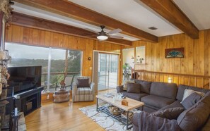 TV, fireplace - Mt. Joy...Zenfully refreshing! (Canyon Lake)