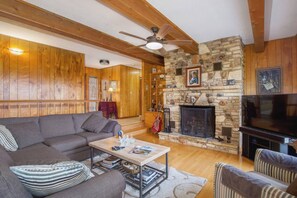 TV, fireplace