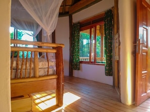 Tabla de planchar con plancha y ropa de cama