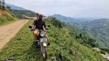 Una motocicleta en un sendero de tierra con una persona conduciéndola.