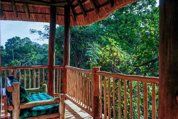 Espacio para trabajar con laptop y tabla de planchar con plancha