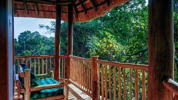 Espacio para trabajar con laptop y tabla de planchar con plancha 