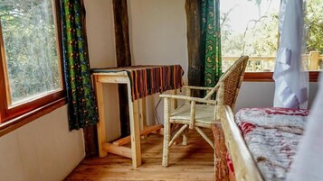 Espacio para trabajar con laptop y tabla de planchar con plancha 