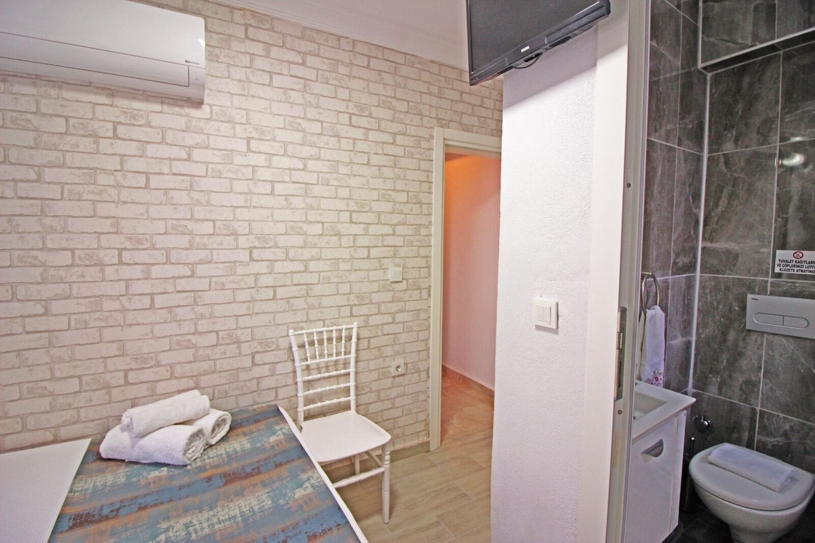 Minibar, wifi gratis y ropa de cama 