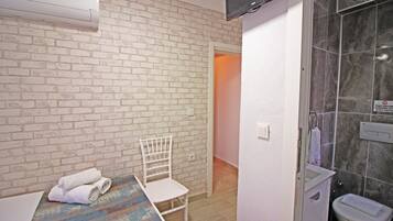 Minibar, wifi gratis y ropa de cama