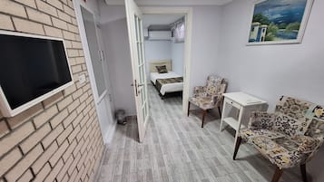 Economy Triple Room Basement Floor | Minibar, kostenloses WLAN, Bettwäsche