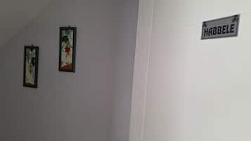 Economy Triple Room Basement Floor | 迷你吧、免费 WiFi、床单