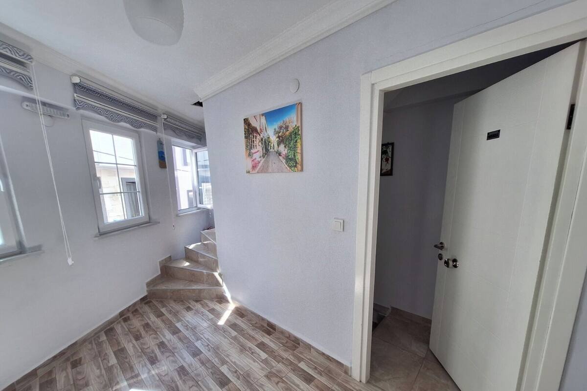 Economy Triple Room Basement Floor | 迷你吧、床单