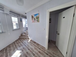 Economy Triple Room Basement Floor | Minibar, wifi gratis y ropa de cama 